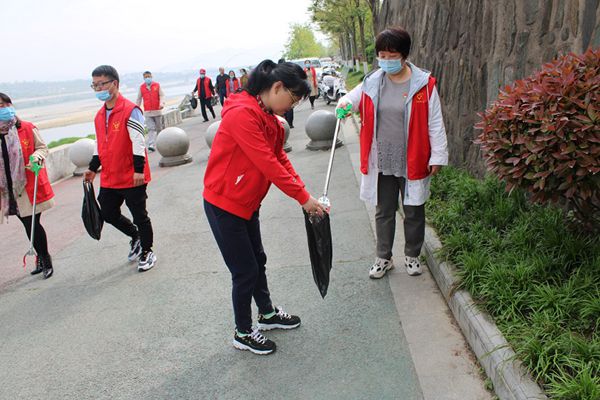 第一地質(zhì)隊(duì)機(jī)關(guān)黨支部開(kāi)展“珍惜水資源,愛(ài)護(hù)漢江河”.jpg